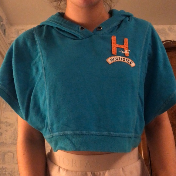 Hollister Tops - Hollister cropped sweatshirt